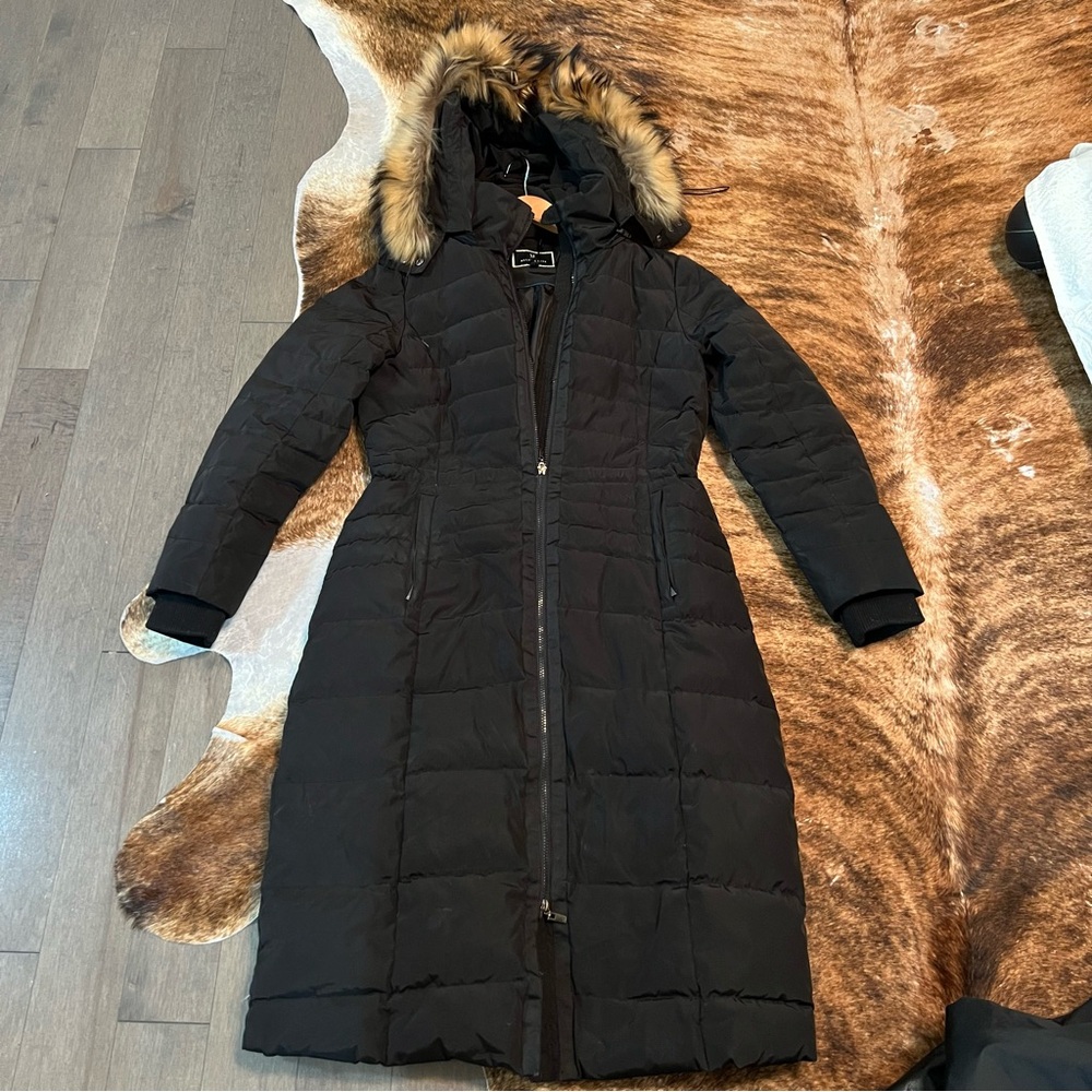 Elegant Black Fur-Trimmed Puffer Coat